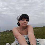 Profesora de apoyo imparte clases a niños de primaria